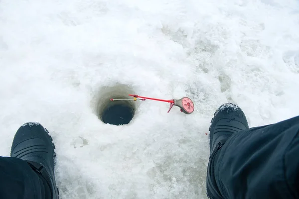 Рыболовная удочка для зимней рыбалки на льдине в ожидании рыбы — стоковое фото