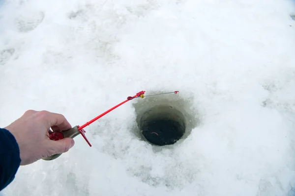 Caña de pescar para la pesca de invierno en el hielo en espera de los peces b — Foto de Stock