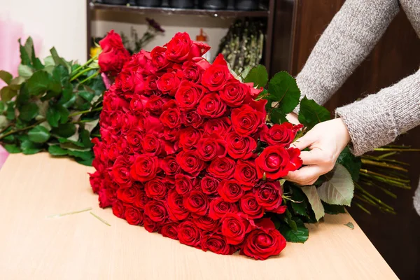 Frau arbeitet in Blumenladen — Stockfoto