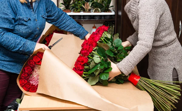 Frau arbeitet in Blumenladen — Stockfoto