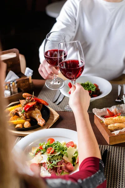 Brindar com vinho tinto — Fotografia de Stock