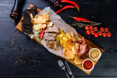 bira aperatifler restoranda servis