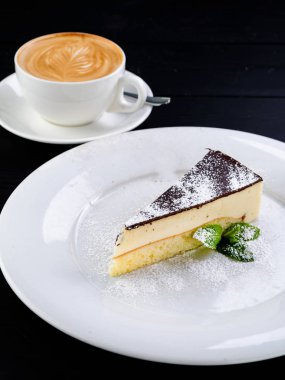 bir fincan sıcak kahve ve kek tiramisu