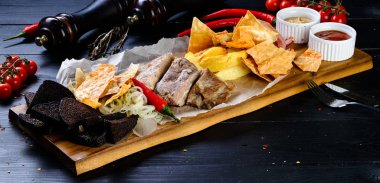 bira aperatifler restoranda servis