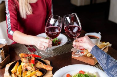 Lokantada romantik bir akşam yemeği.