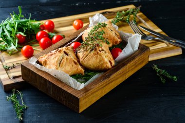 Soslu ve domatesli samosa.