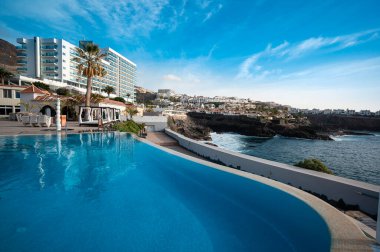 Otelde tropik yüzme havuzu, tatil köyünde yaz tatili konsepti.