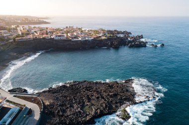 Tenerife 'nin güney kıyısındaki oteller, lüks otelin plajı, Tenerife adası, İspanya