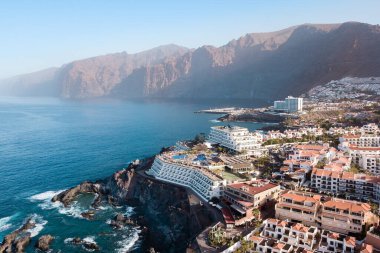 Los Gigantes uçurumlarının muhteşem hava manzarası, Tenerife Adası 'ndaki aileler ve iskele için küçük bir tatil köyü.