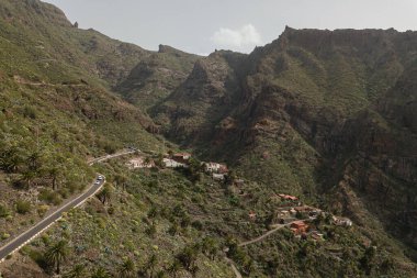 İspanya 'nın Tenerife kentindeki Masca köyüne giden Dağ yolunun hava görüntüsü.
