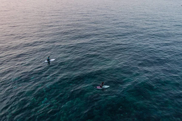 Dois Surfistas Oceano Espera Uma Onda Tiro Cima Fotografia Aérea — Fotografia de Stock