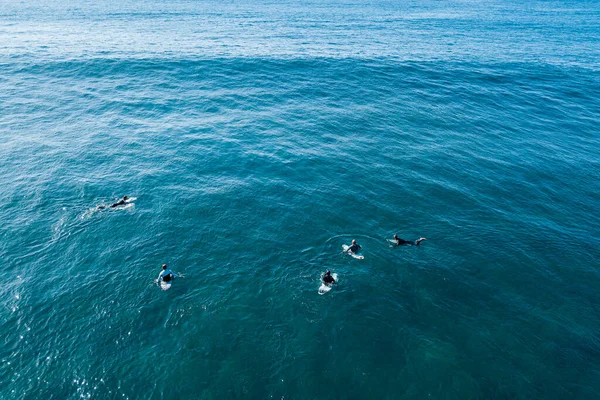 Surfistas Esperando Próximo Paseo Gran Ola Océano Pacífico — Foto de Stock