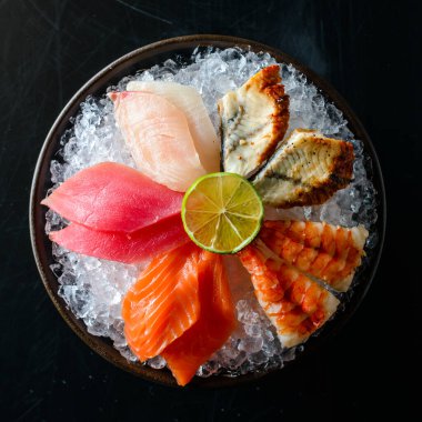 Japon gurme saşimi, çiğ balık, kabuklu deniz hayvanı, somon balığı, ton balıklı saşimi, buz yastığı. Birinci sınıf Tai balığı Ebi sashimi, Maguro sashimi