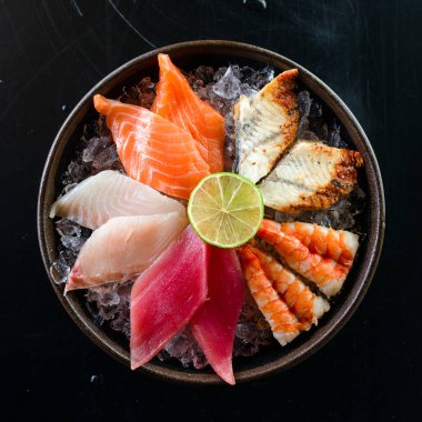 Japon gurme saşimi, çiğ balık, kabuklu deniz hayvanı, somon balığı, ton balıklı saşimi, buz yastığı. Birinci sınıf Tai balığı Ebi sashimi, Maguro sashimi
