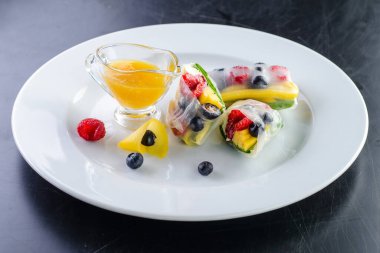 Taze meyve ve böğürtlenli börekler, meyveli taze yaz börekleri. Sağlıklı yemek.