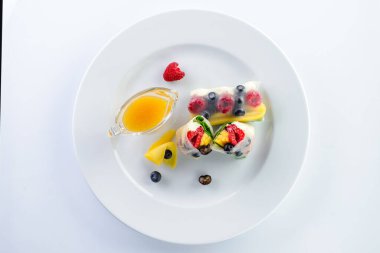 Taze meyve ve böğürtlenli börekler, meyveli taze yaz börekleri. Sağlıklı yemek.