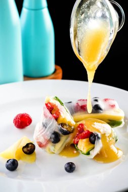 Egzotik meyveler tatlı soslu taze meyveli börekler.