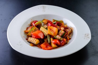 Beyaz tabakta ızgara sebzeler.