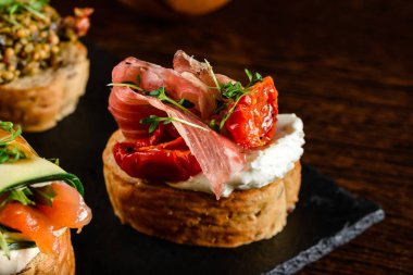 Parmalı, jambonlu, krem peynirli