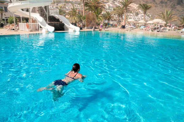 Young Slender Woman Swims Enjoying Swimming Snorkeling Resort Swimming Pool — Stock Photo, Image