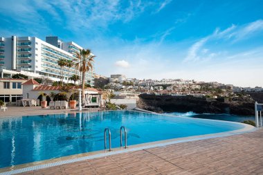 Otelde tropik yüzme havuzu, tatil köyünde yaz tatili konsepti.