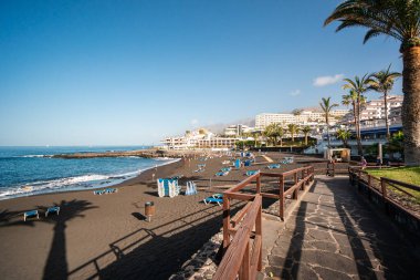 Playa de la Arena İspanya 'nın Kanarya Adaları, Tenerife' nin kuzey batı kıyısında bulunan Los Gigantes 'in en iyi siyah, volkanik kumsalı olan popüler bir plajdır.