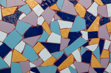 Dekoratif duvar dokusu arka planı için çok renkli cam parçaları ve enkaz kasesi. Tasarım, soyut mozaik için kırık renkli çömlek arkaplanı duvarı