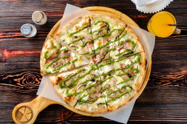 Tavuk ve pesto soslu nohut pizzası.