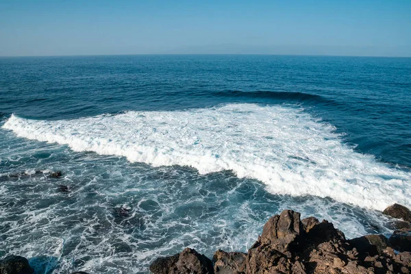Grandes Ondas Colidem Com Pedras Granito Rochas Oceano Atlântico — Fotografia de Stock