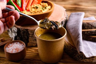 Çevre dostu bir kasede mantar çorbası.