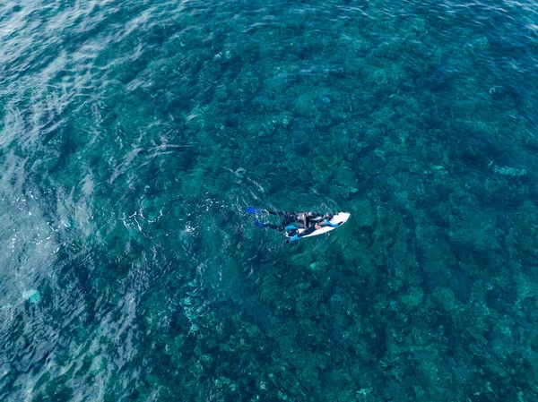 Instructor de surf le instruye a montar las olas en la vista superior del océano desde el aire — Foto de Stock