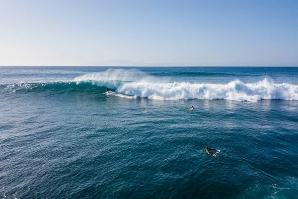 Surfista cavalca un'onda nell'oceano Atlantico — Foto Stock