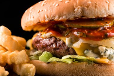 Pastırmalı çizburger, patates kızartması, soğan halkası, sığır etli burger.