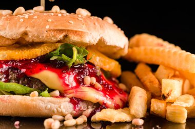 Karanlık bir arka planda sığır burger. Lezzetli ev yapımı sığır eti, çam fıstığı yakından.