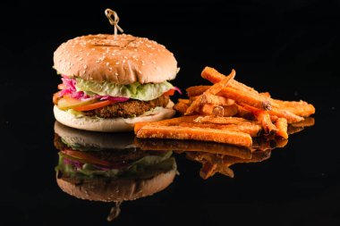 Taze sebzeli Falafel Burger ve kızarmış tatlı patates