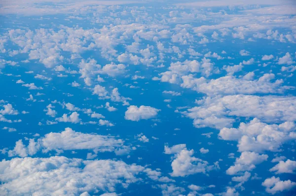 Flyger Ovanför Molnen Vita Moln Blå Himmel Ovanifrån Från Flygplan — Stockfoto