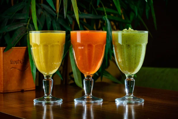 Friska Grönsaks Och Fruktjuicer Eller Smoothie Glas Mogna Skivor Apelsin — Stockfoto