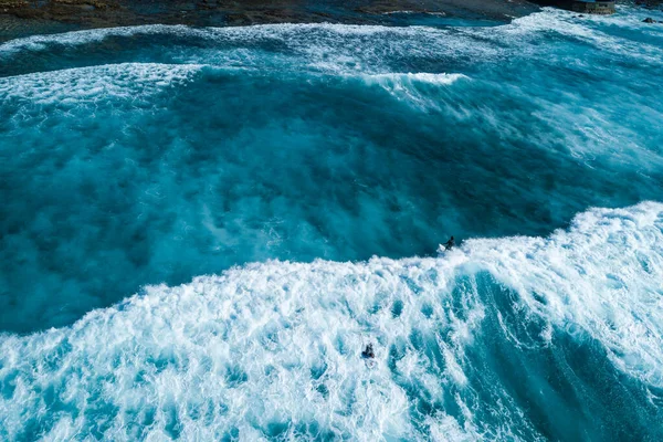 Surfista Monta Uma Onda Onda Oceano Atlântico Água Tropical Quente — Fotografia de Stock