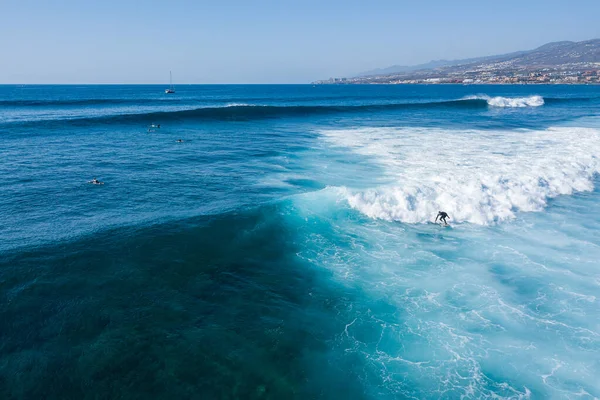 Surfista Monta Uma Onda Onda Oceano Atlântico Água Tropical Quente — Fotografia de Stock