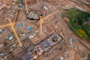 Temel çukuru. Çok katlı kır evinin inşaatı. İnşaat alanı. Sıfır döngü inşaat. Ülke Geliştirme Projesi. vinç ve temel çukur hava görüntüsü