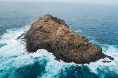Roque de Garachico ve Garachico kasabasının havadan görünüşü, Atlas Okyanusu 'ndaki uçurum Tenerife, Kanarya Adaları, İspanya