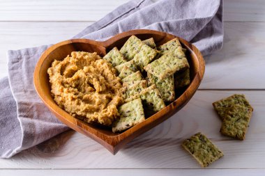 Ekmek arası krakerli humus. Sağlıklı vejetaryen aperatifi