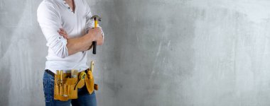 Beton kopyalama arkaplanı üzerinde beyaz gömlek geliştirici mühendisi