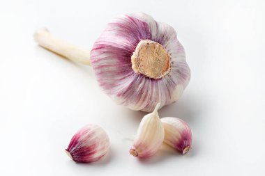 Taze taze sarımsak. Sarımsak soğanı ve sarımsak karanfilleri beyaz arka planda izole edilmiş.