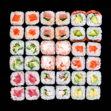 Suşi ve rulo şeklinde arka plan, Japon restoranının teslimat manzarası. Somon, unagi, kaliforniya ve diğer sağlıklı öğünler üst görünüm.