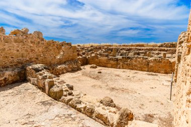 UNESCO 'nun Kato Pafos Arkeoloji Parkı' ndaki antik Nea Paphos harabeleri, Antika sütunlar