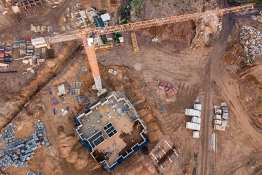 İnşaat alanının vinç ve bina görüntüsü