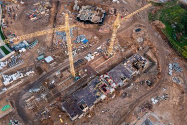 İnşaat alanının vinç ve bina görüntüsü