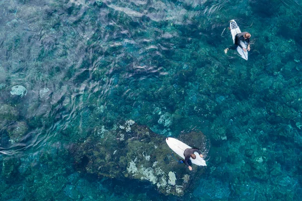 Dois Surfistas Oceano Espera Uma Onda Tiro Cima Fotografia Aérea — Fotografia de Stock