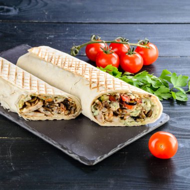 Pide ekmeğinde tavuk ve kuzu yahnisi.